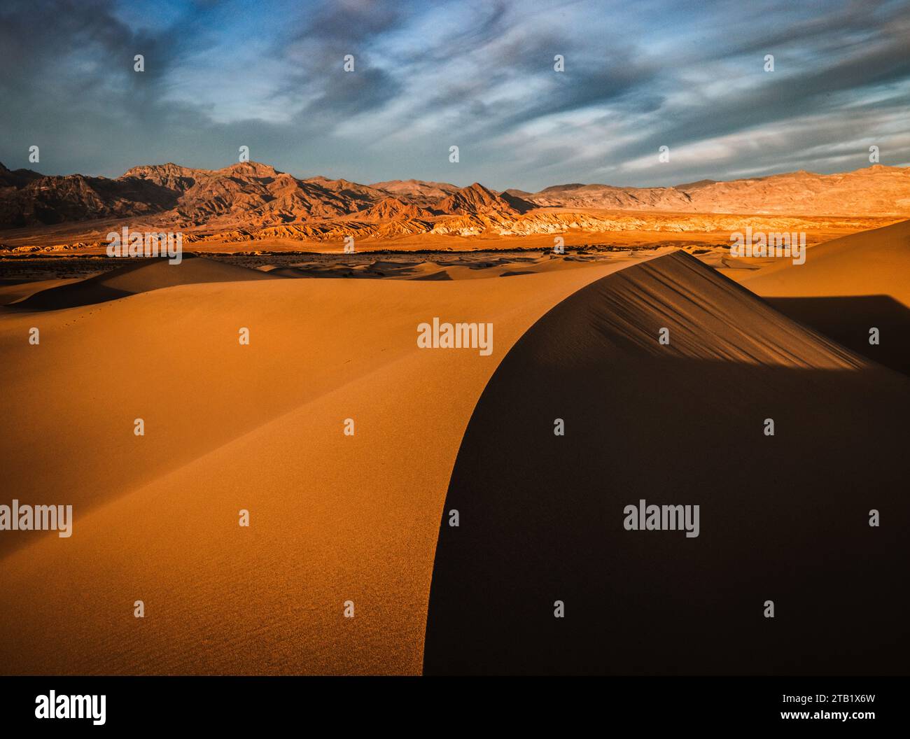 Arête vive d'une dune de sable au coucher du soleil, Vallée de la mort, Californie Banque D'Images