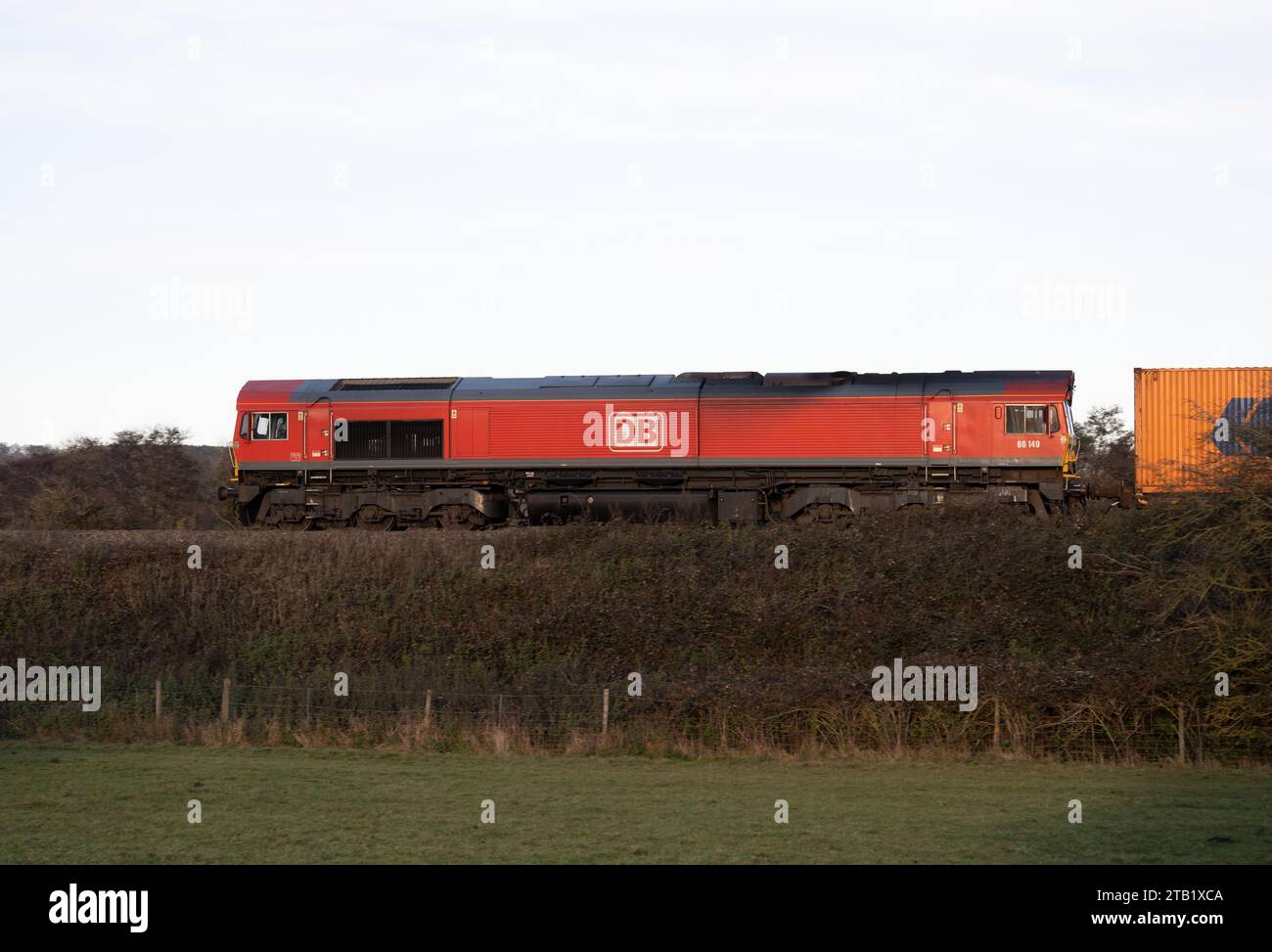 DB classe 66 locomotive diesel no 66149 tirant un train freightliner, Warwickshire, Royaume-Uni Banque D'Images