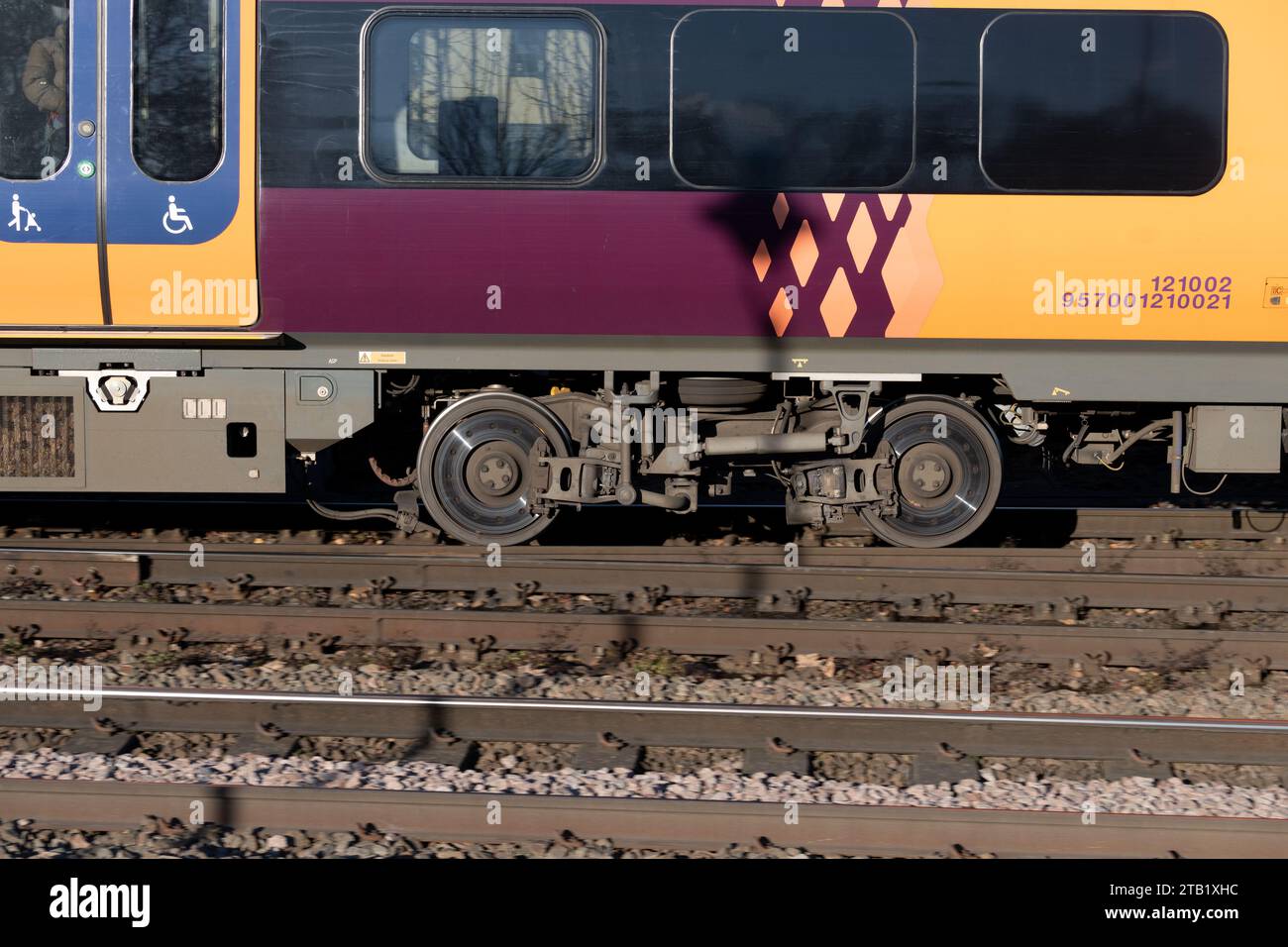 Roues à grande vitesse sur un train West Midlands Railway, Leamington Spa, Royaume-Uni Banque D'Images