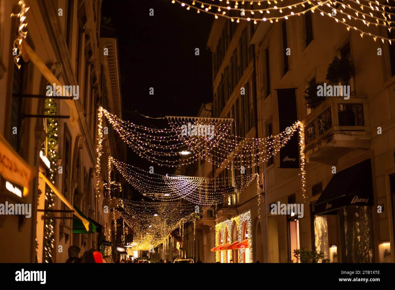 Fond flou des lampadaires de noël avec des gens se promenant avec des sacs à provisions à Milan, Italie 2.12.2023 Banque D'Images