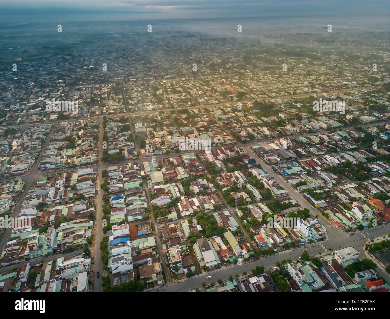 Vue aérienne du paysage urbain et de la planification de la ville de Tay Ninh, Vietnam, loin est la montagne Ba Den le matin. Concept de voyage et de paysage Banque D'Images