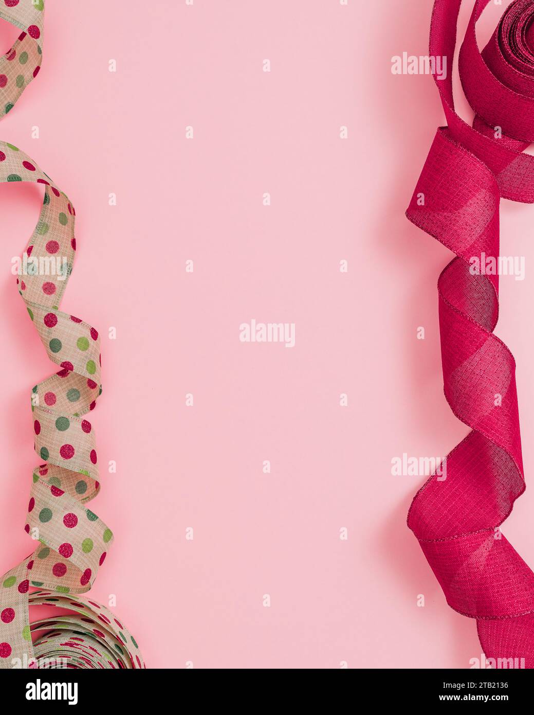 Ruban rouge et Polka Dot sur fond rose avec espace de copie Banque D'Images