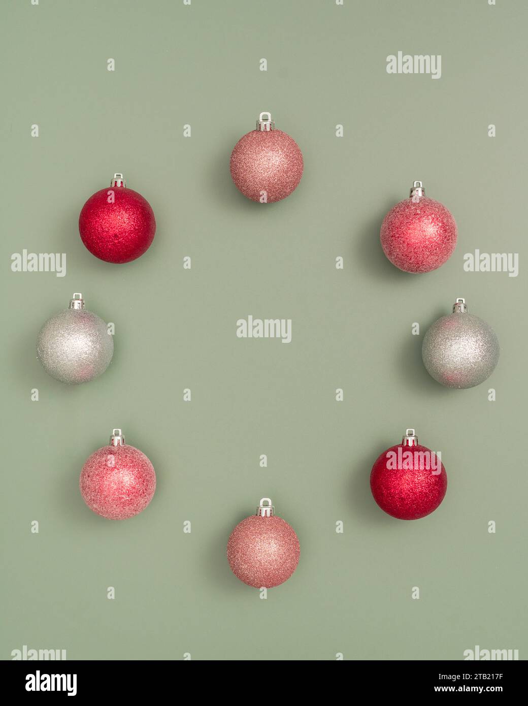 Couronne d'ornement de noël sur fond vert avec copie Banque D'Images