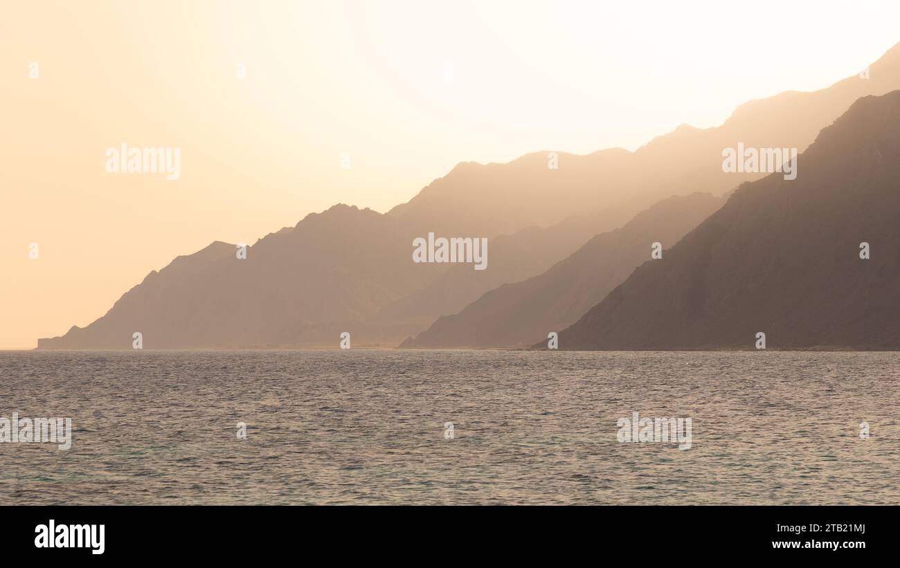 Heure dorée par la côte et mer tranquille, Dahab Banque D'Images