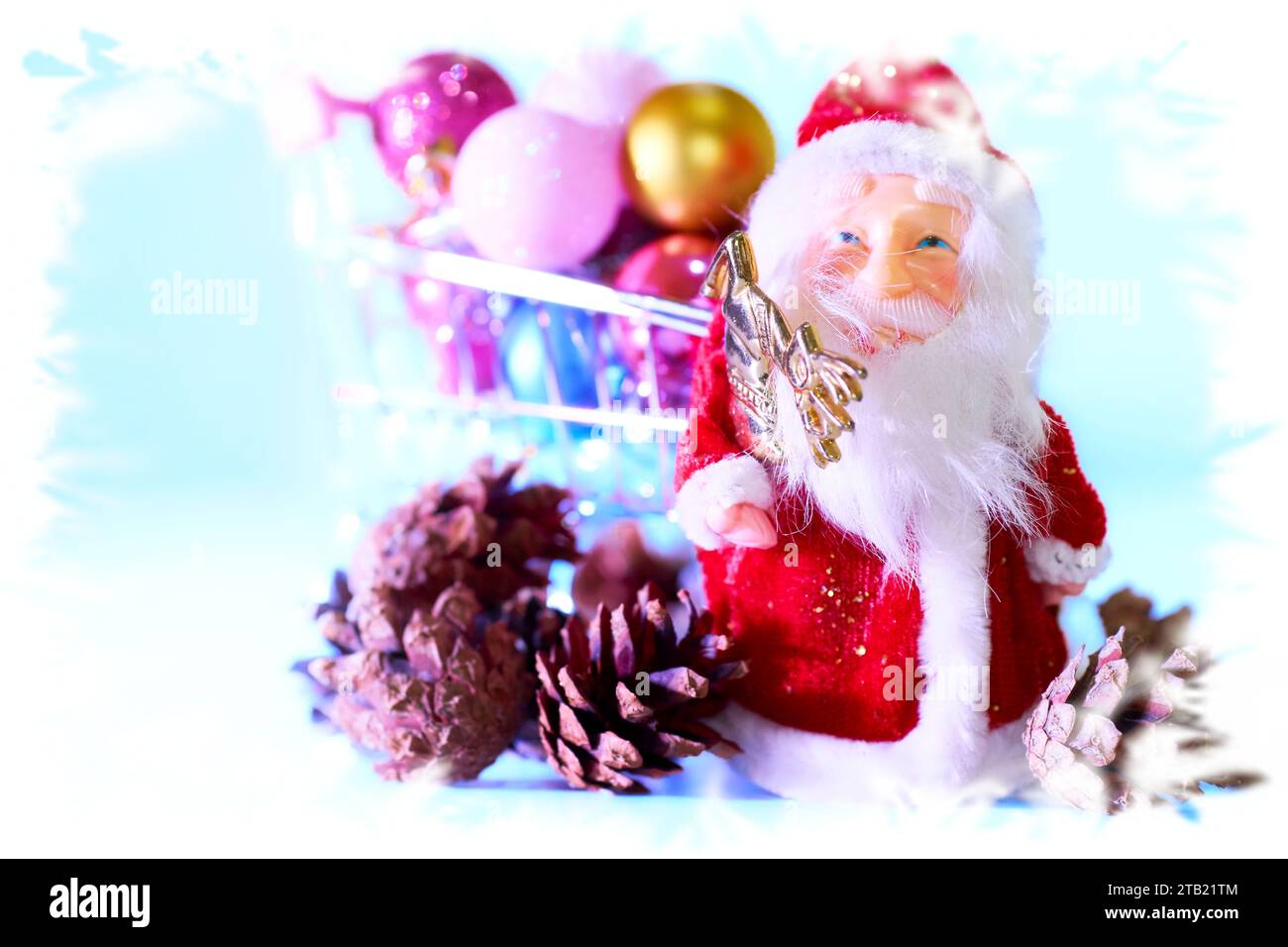 Jouets de Noël du Père Noël et du nouvel an dans la fenêtre magique de neige gelée Banque D'Images