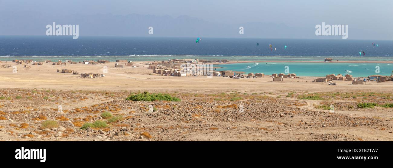 Panoramique de kitesurfers à la plage d'eau claire de Dahab Banque D'Images