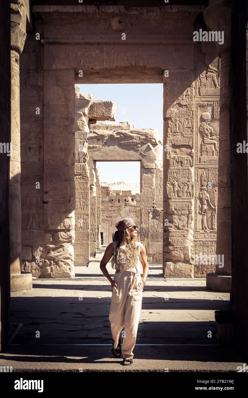 Jeune touriste latin explorant les ruines antiques égyptiennes Banque D'Images