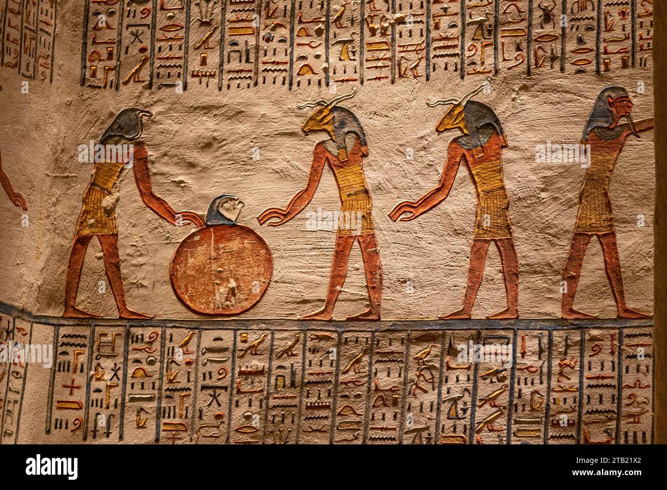 Hiéroglyphes égyptiens anciens, y compris Dieu Horus, Banque D'Images