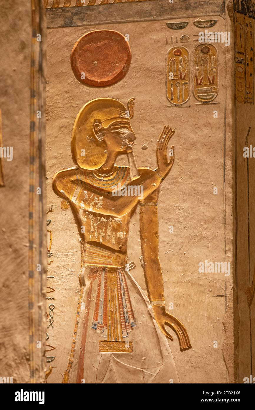 Hiéroglyphique égyptien ancien coloré sculpté sur la colonne Banque D'Images