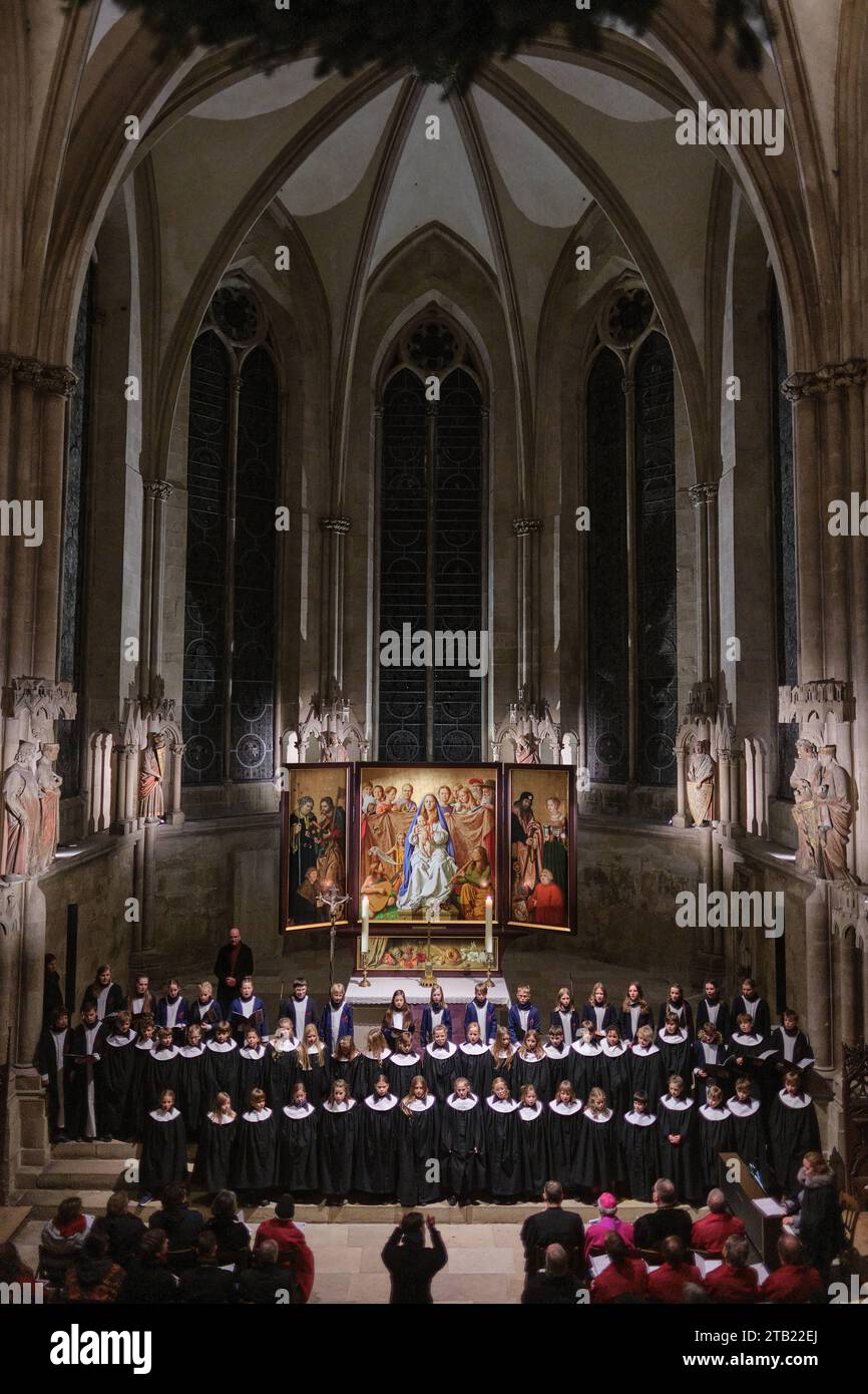 Der umstrittene Cranach-Triegel-Altar ist wieder im Naumburger Dom zu sehen. Die Rueckkehr des Kunstwerks nach Sachsen-Anhalt wurde am 02.12.2023 mit einer Vesper im Dom gefeiert Foto vom 02.12.2023 : Domkantor KMD Jan-Martin Drafehn mit der Uta- und Ekkehard-Kurrende der Naumburger Domsingschule vor dem Altar. Der Altar war nach Angaben der Vereinigten Domstifter mit einem Kran in der Kirche aufgestellt worden und soll zunaechst bis zur Passionszeit geoeffnet gezeigt werden. Der Marienaltar war bereits von Juli bis Dezember 2022 im Westchor des Domes zu sehen. Der urspruenglich zwischen 1517 u Banque D'Images