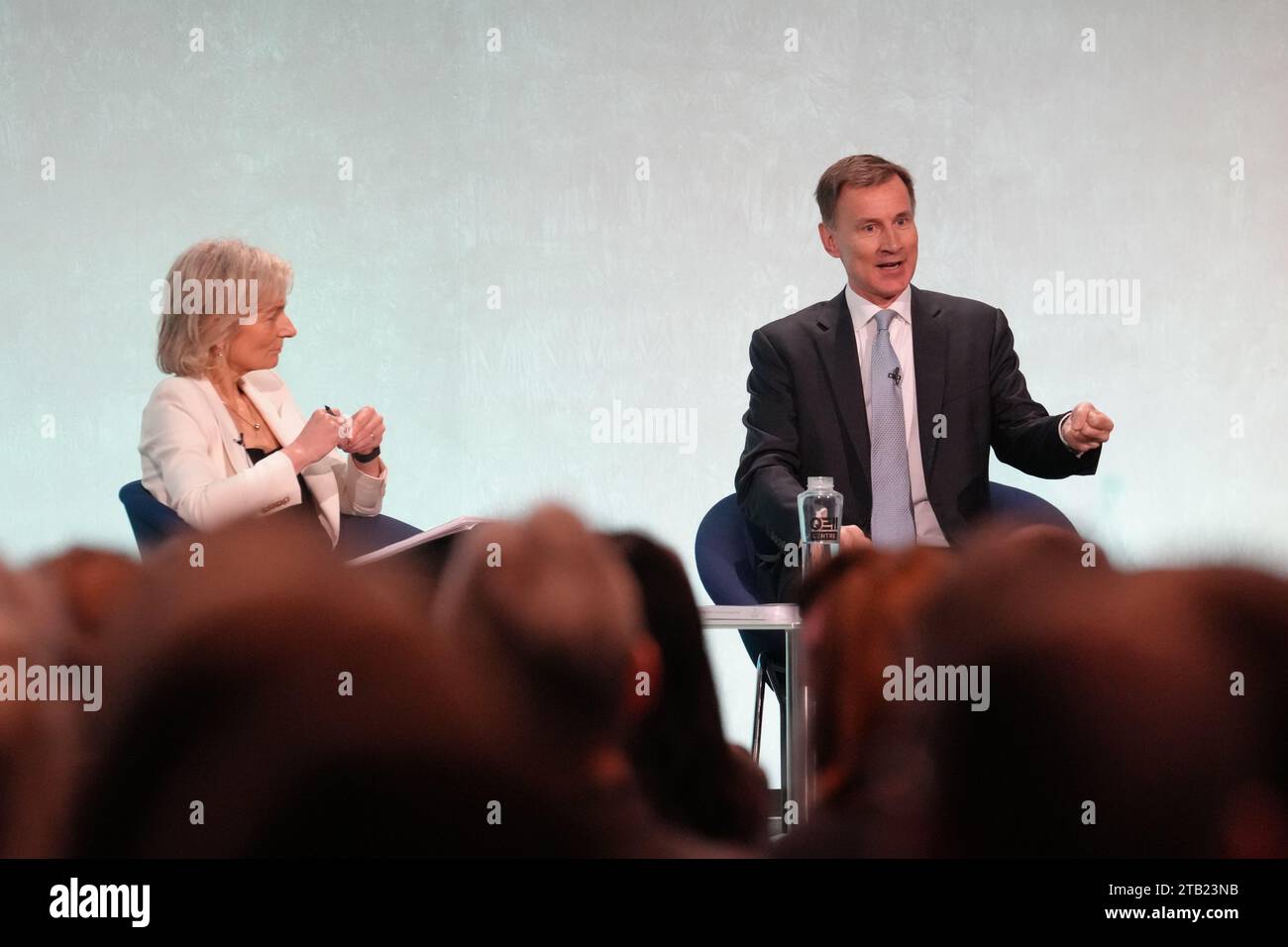 Rédacteur en chef de The Economist, Zanny Minton Beddoes (à gauche) et chancelier de l'Échiquier, Jeremy Hunt, à la conférence de la Resolution Foundation au QEII Centre dans le centre de Londres. Date de la photo : lundi 4 décembre 2023. Banque D'Images