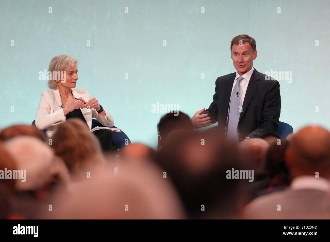 Rédacteur en chef de The Economist, Zanny Minton Beddoes (à gauche) et chancelier de l'Échiquier, Jeremy Hunt, à la conférence de la Resolution Foundation au QEII Centre dans le centre de Londres. Date de la photo : lundi 4 décembre 2023. Banque D'Images