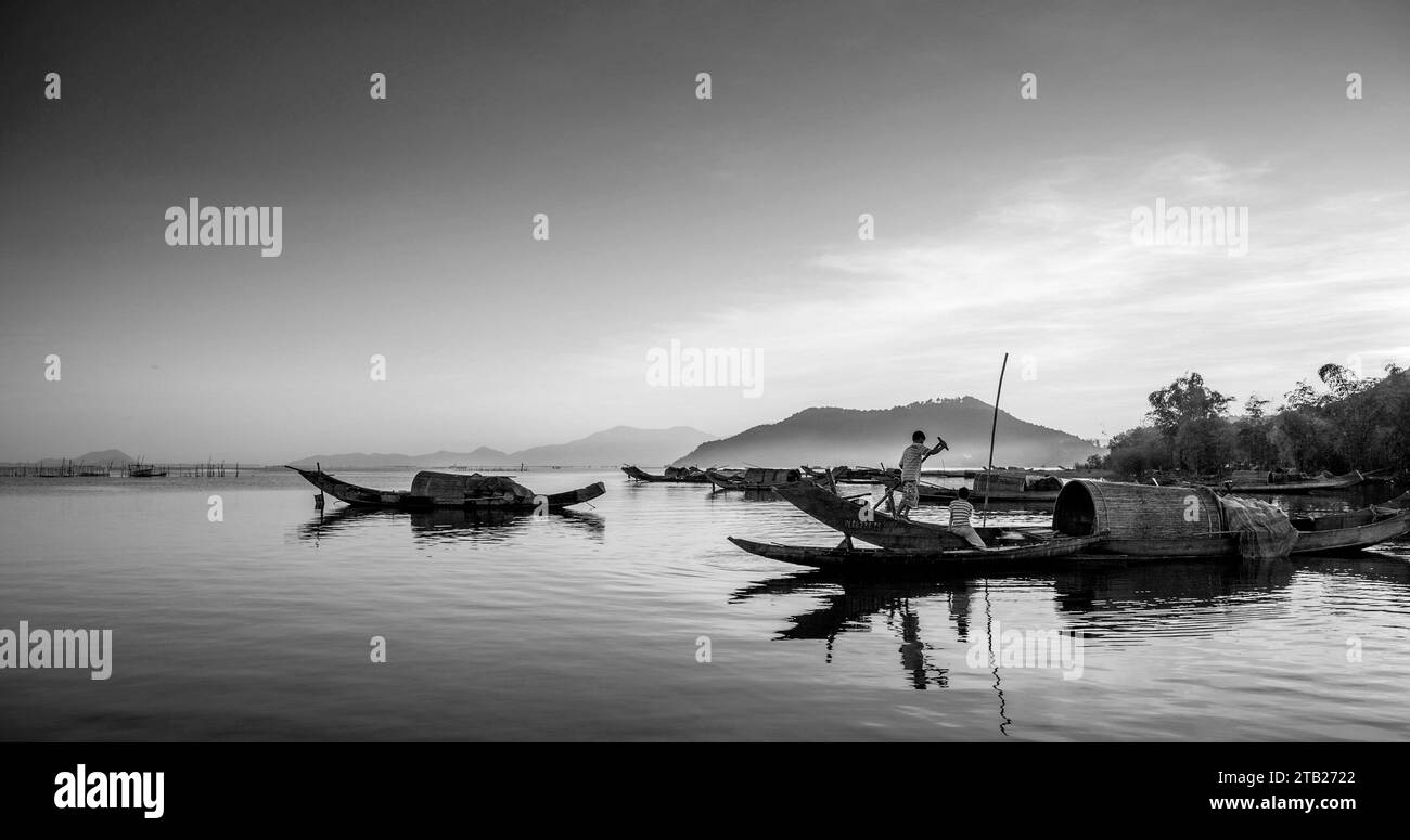 Paysage paisible sur le lagon, Central Vietnam version B & W. Banque D'Images