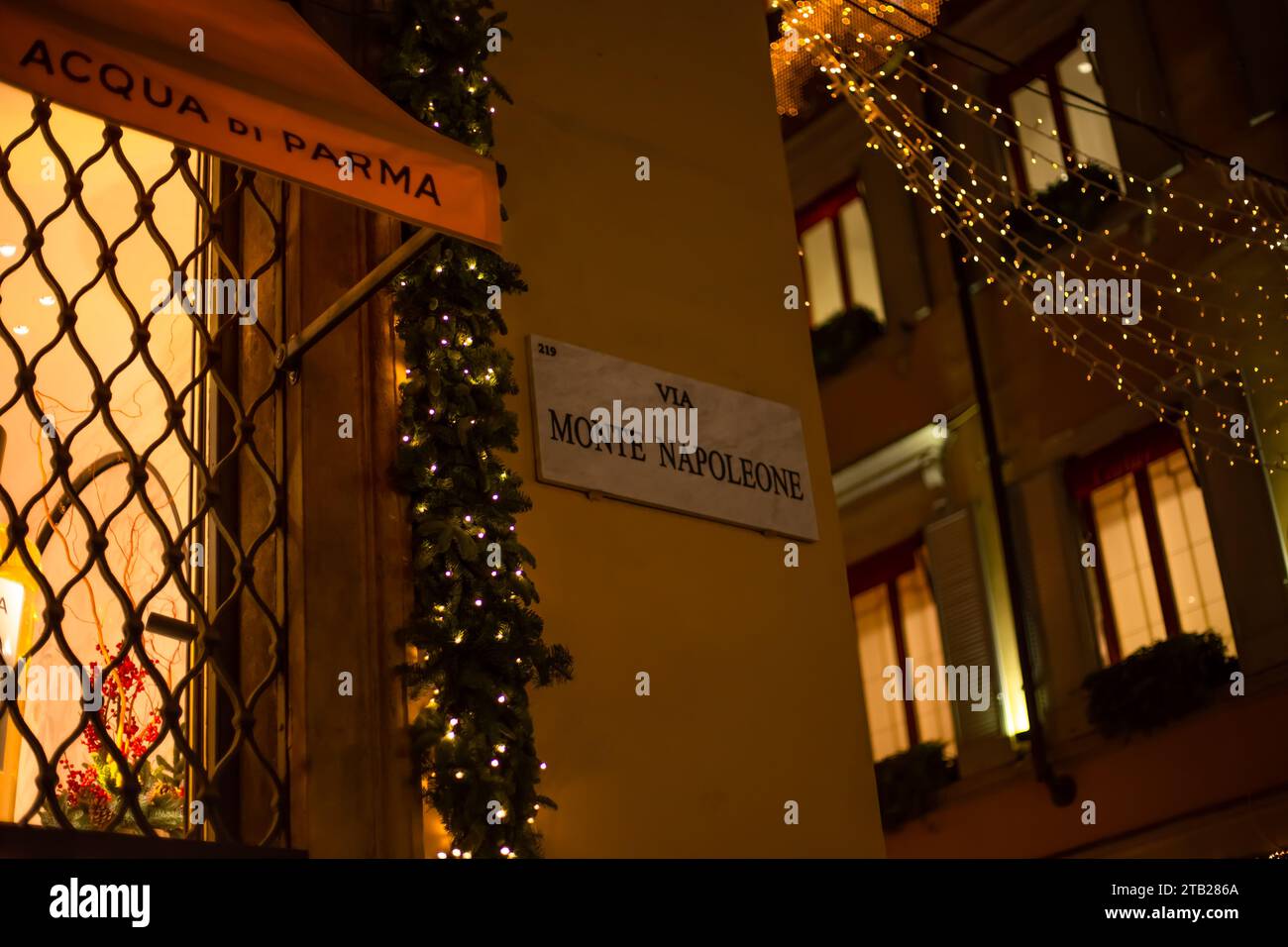 Evening Street Monte Napoleone célèbre rue commerçante. Rue de Noël décorée pour Noël. Milan, Italie 2.12.2023 Banque D'Images