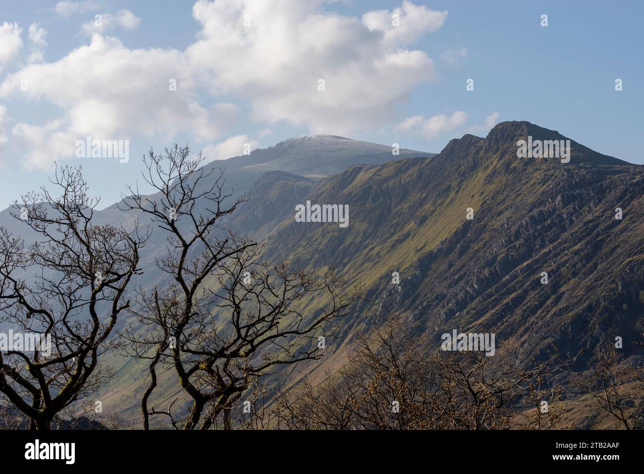 Haut dans les montagnes au-dessus du col de Llanberis dans le parc national de Snowdonia, au nord du pays de Galles, par un matin de printemps ensoleillé. Banque D'Images