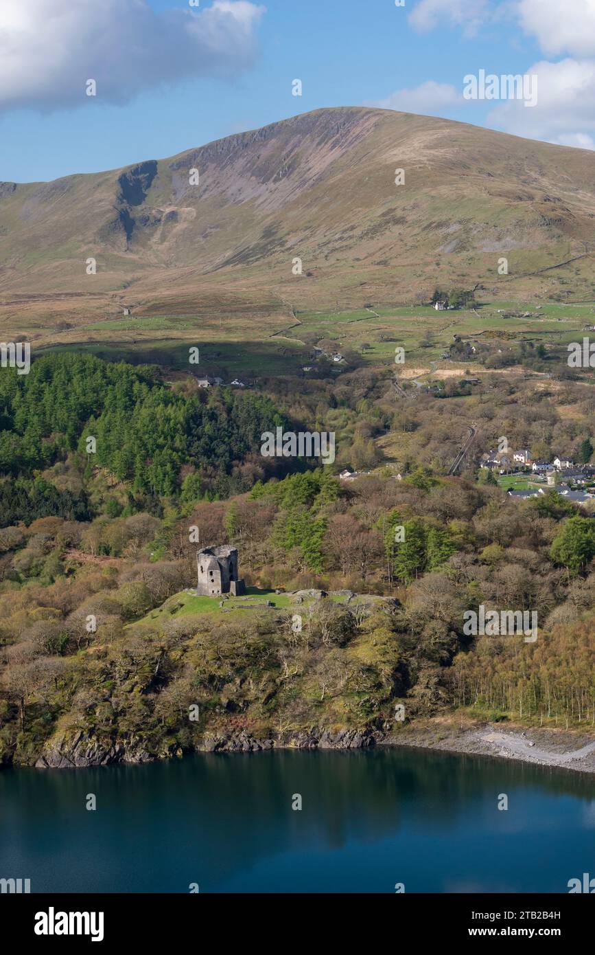 En regardant vers le bas le château de Dolbadarn et Llyn Peris, Llanberis, parc national de Snowdonia, pays de Galles du Nord Banque D'Images