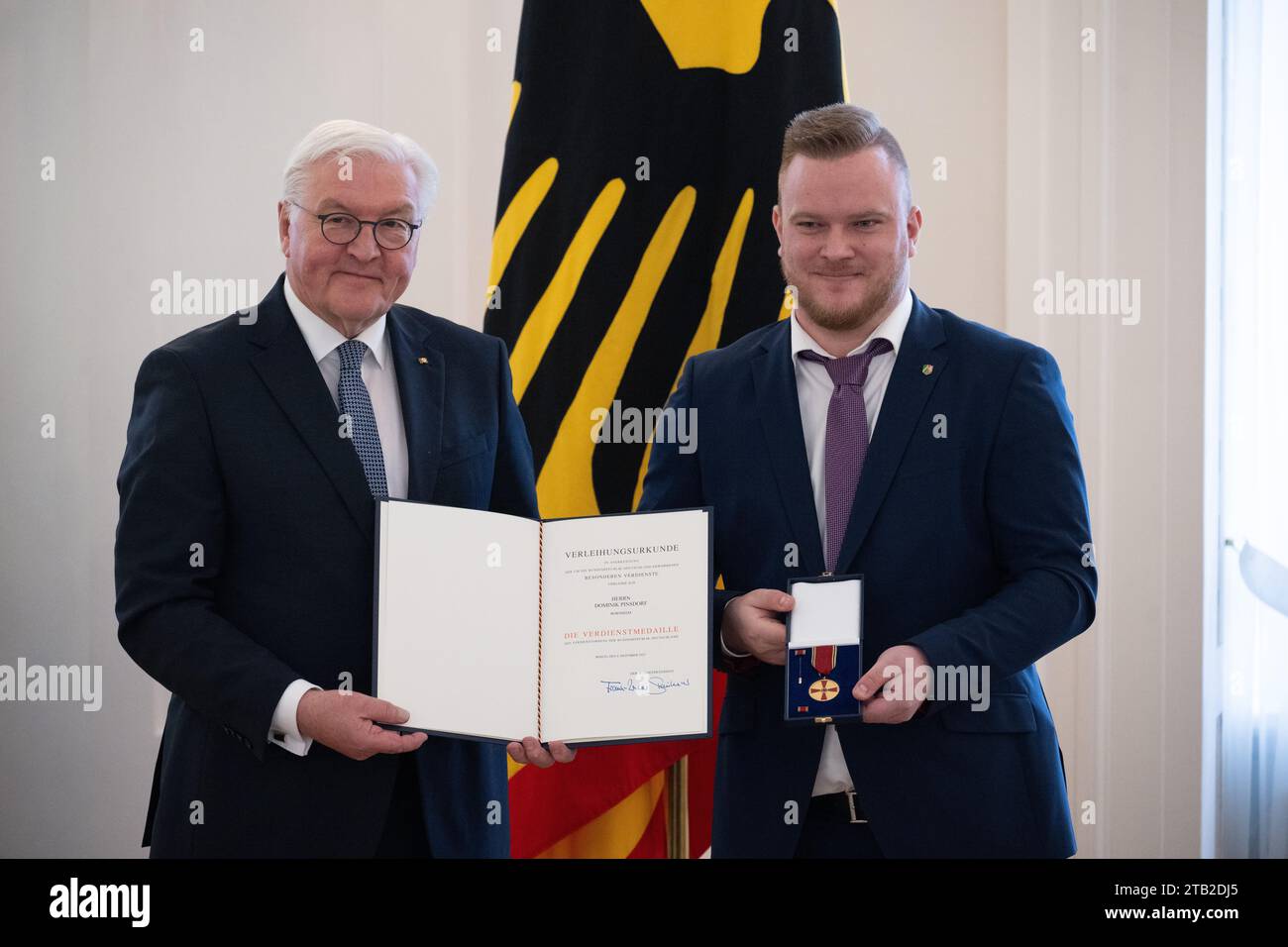 Berlin, Allemagne. 04 décembre 2023. Le président fédéral Frank-Walter Steinmeier se tient à côté de Dominik Pinsdorf de Bornheim (Rhénanie-du-Nord-Westphalie) lors de la cérémonie de remise de l'ordre du mérite de la République fédérale d'Allemagne au Palais de Bellevue pour marquer la Journée du volontariat sous le slogan « l'avenir du volontariat ». Crédit : Sebastian Christoph Gollnow/dpa/Alamy Live News Banque D'Images