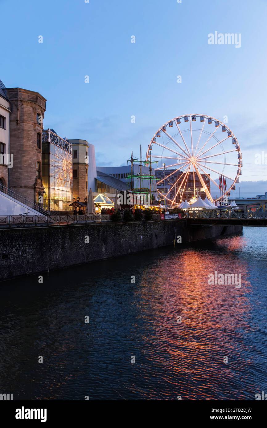 grande roue au Musée du chocolat au marché de Noël dans le port de Rheinau, Cologne, Allemagne. Riesenrad am Schokoladenmuseum auf dem Weihnacht Banque D'Images