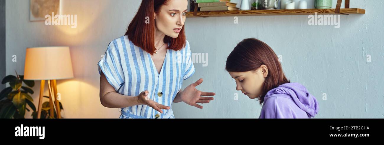 femme mécontente faisant des gestes et se disputant avec une fille adolescente bouleversée à la maison, bannière horizontale Banque D'Images