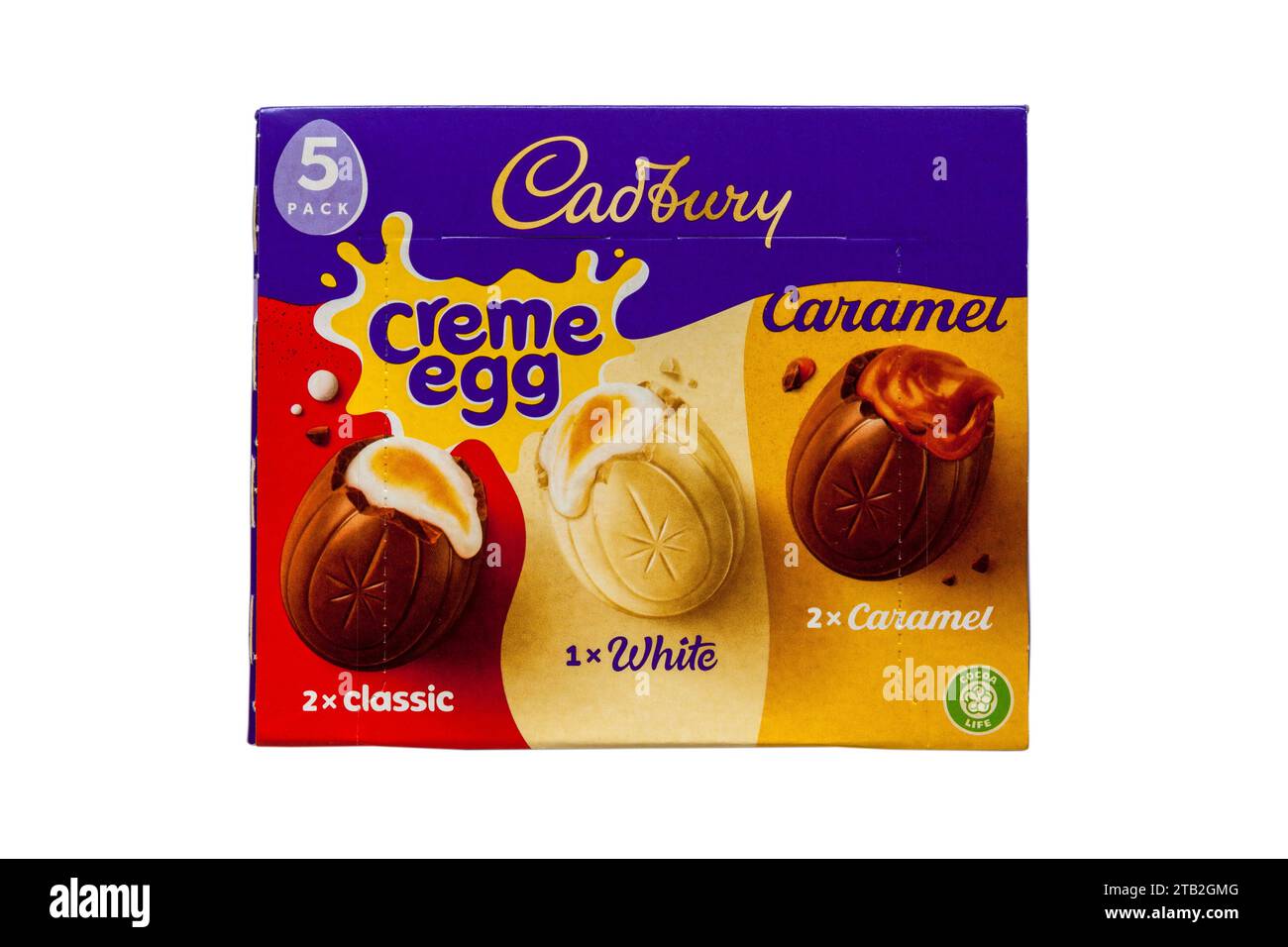 Boîte d'oeufs crème Cadbury mélange classique blanc et caramel oeufs crème Cadburys 5 pack isolé sur fond blanc Banque D'Images