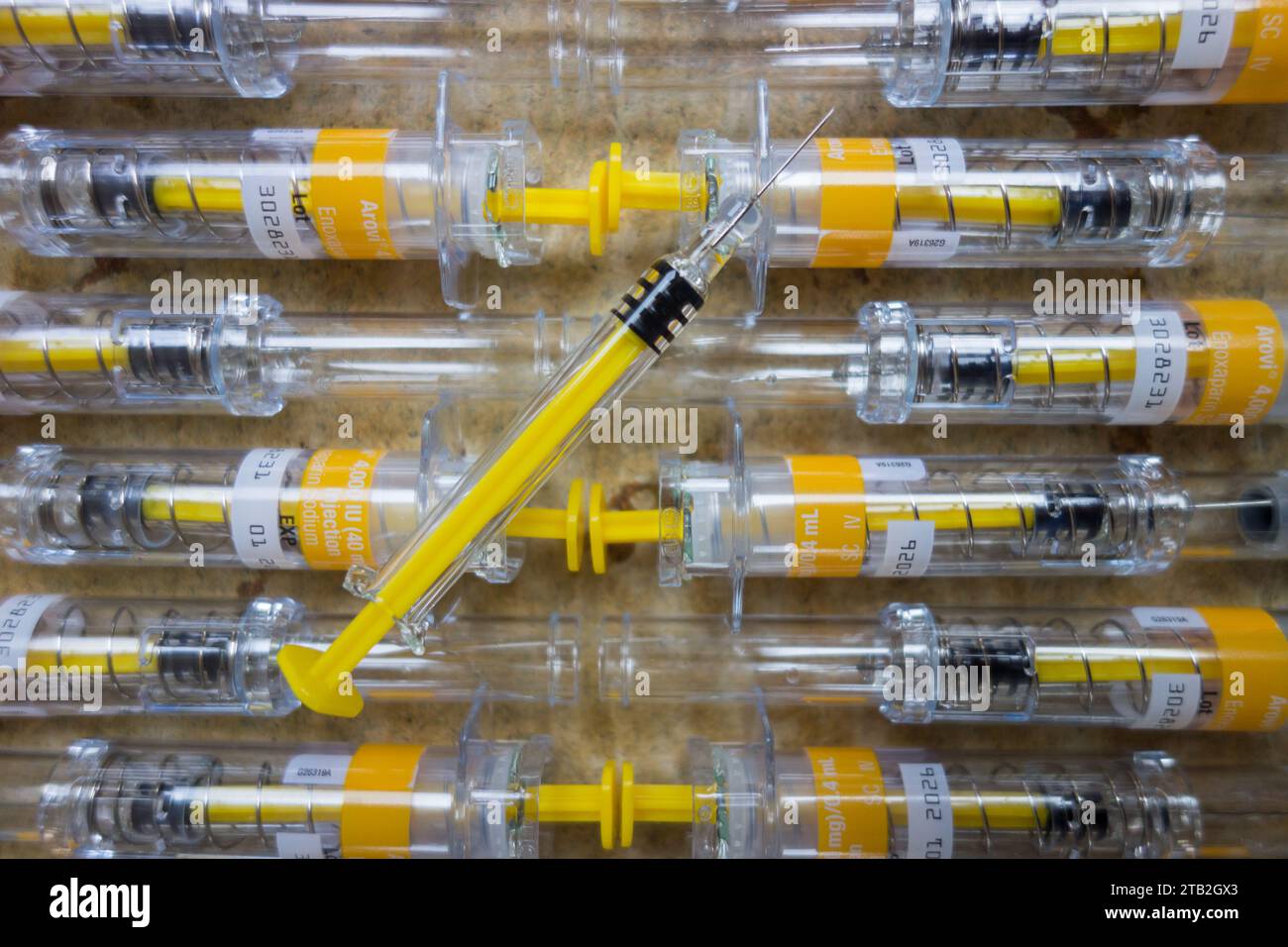Gros plan des aiguilles et des étuis de seringues en plastique Enoxaparin Arovi Biotech jetés Banque D'Images