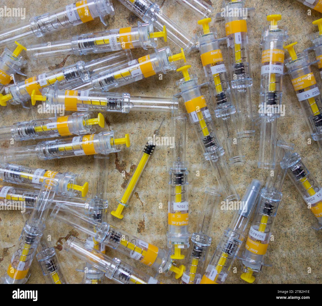 Gros plan des aiguilles et des étuis de seringues en plastique Enoxaparin Arovi Biotech jetés Banque D'Images