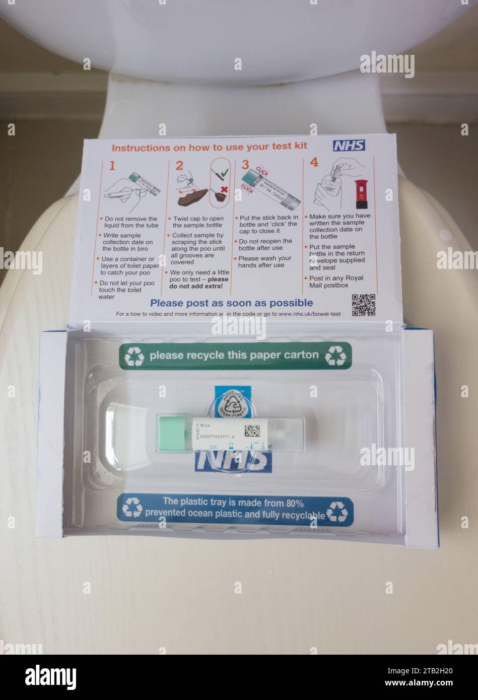 Kit de dépistage du cancer de l'intestin NHS à domicile Banque D'Images