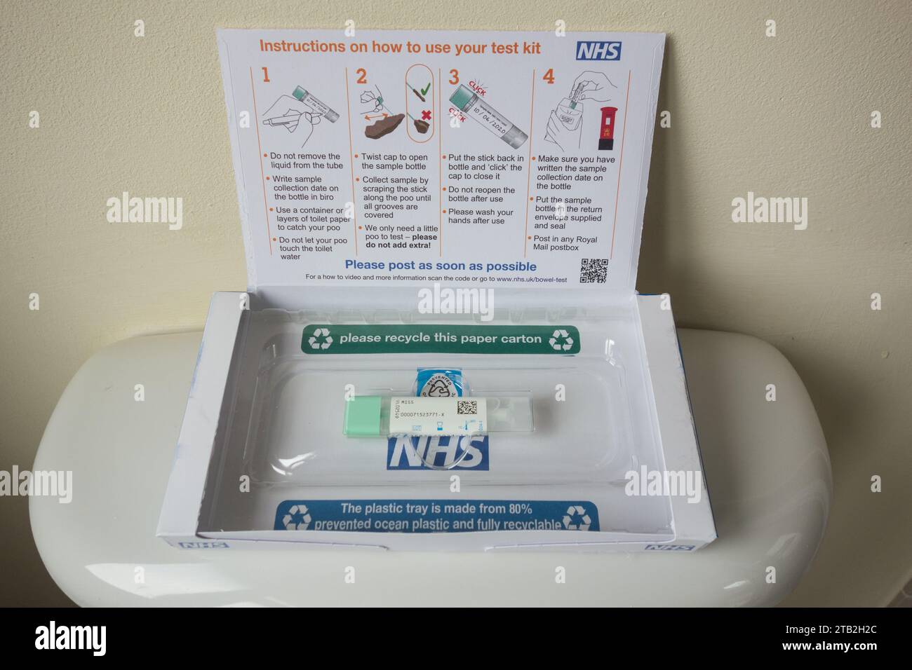 Kit de dépistage du cancer de l'intestin NHS à domicile Banque D'Images