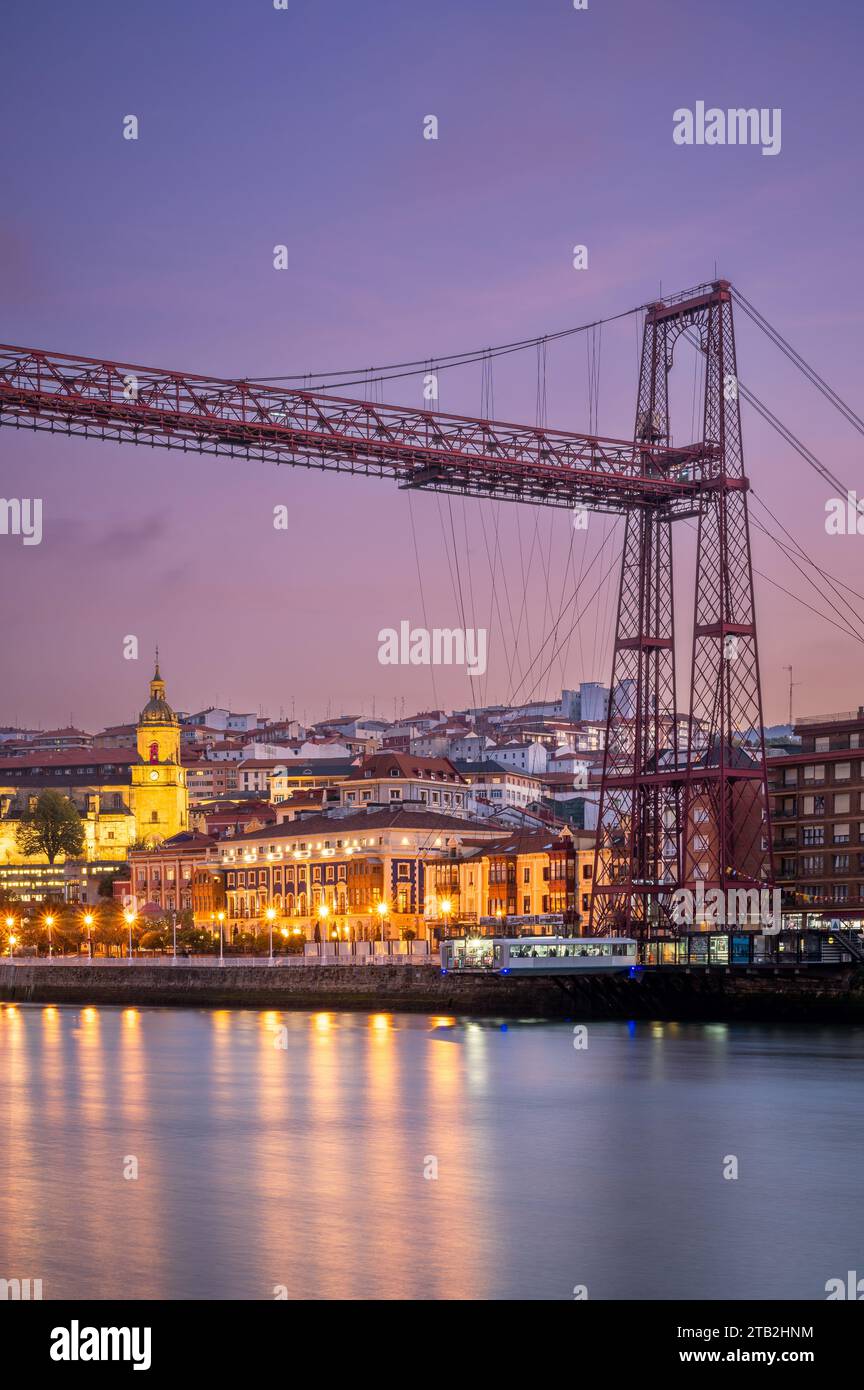 Vue du soir sur le pont de Bizkaia, Portugalete, Espagne Banque D'Images