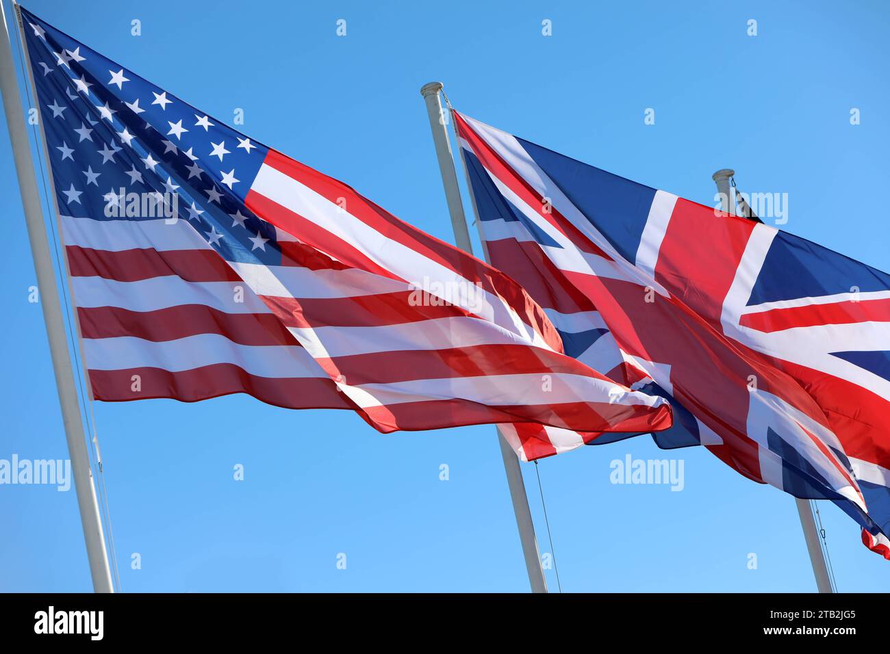 Die Flagge der Vereinigten Staaten von Amerika links und die Flagge von Großbritannien rechts wehen nebeneinander im Wind. Blauer Himmel. US-amerikanische Flagge und Flagge von Großbritannien nebeneinander. *** Le drapeau des États-Unis d'Amérique à gauche et le drapeau de la Grande-Bretagne à droite volant côte à côte dans le vent ciel bleu drapeau américain et drapeau de la Grande-Bretagne côte à côte crédit : Imago/Alamy Live News Banque D'Images