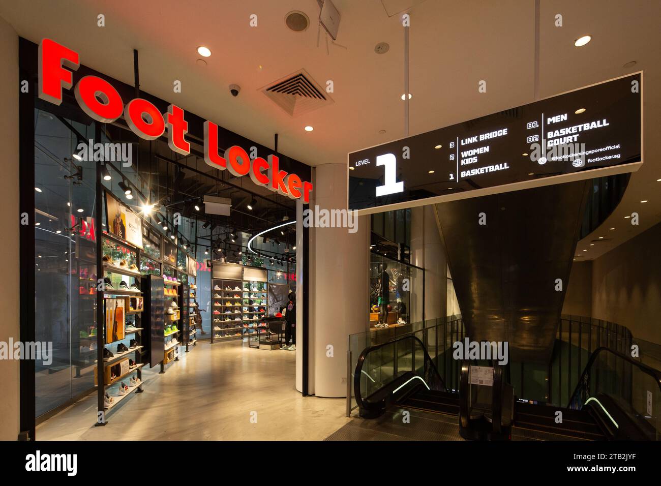 Entrée du casier à pieds au niveau 1 qui est affiché avec les dernières marques de baskets sur le marché actuel. Singapour. Banque D'Images