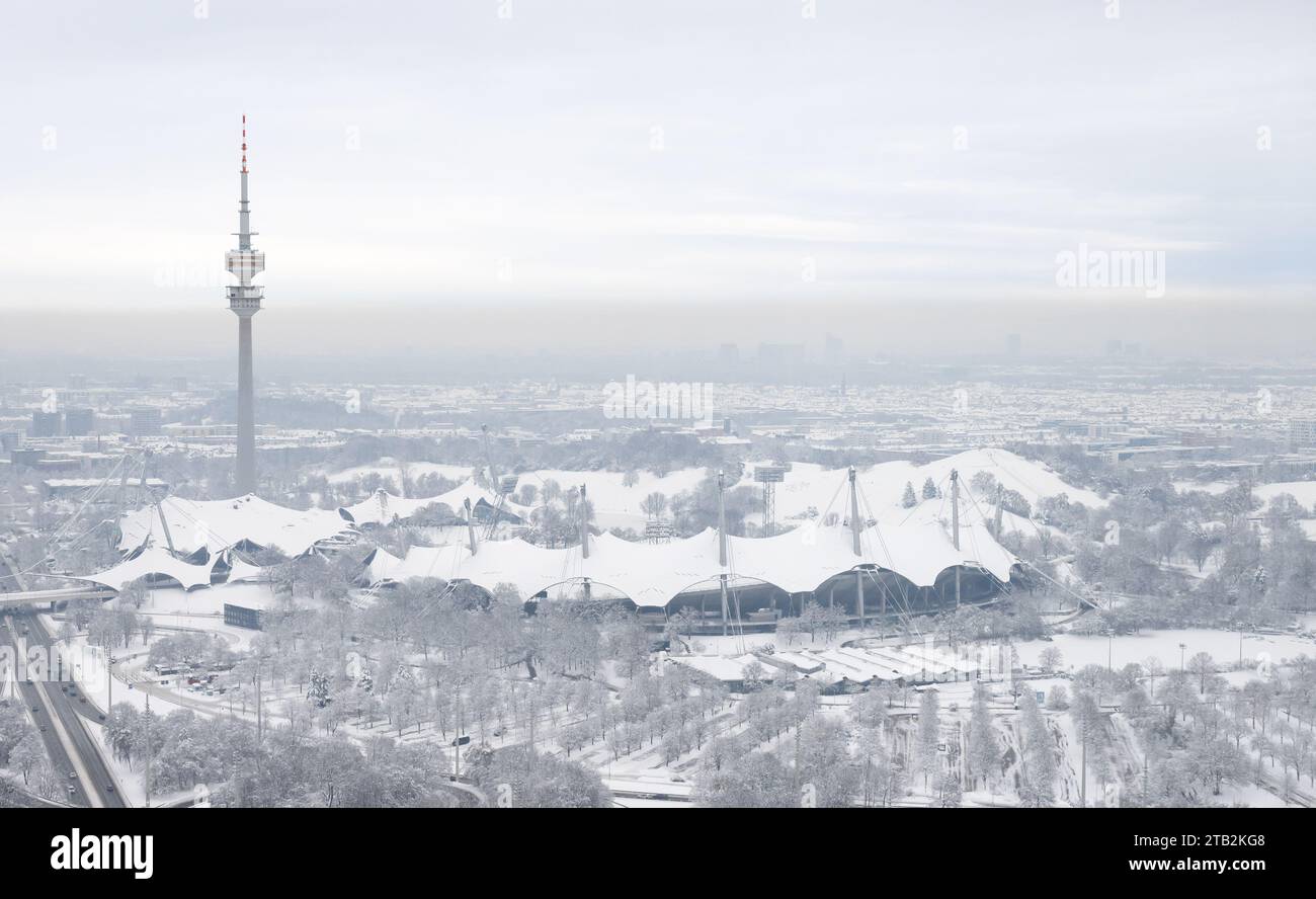 Munich, Allemagne. 04 décembre 2023. Le parc olympique enneigé avec la tour olympique peut être vu depuis un immeuble de grande hauteur. La neige et la glace continuent de causer le chaos sur les routes du sud de la Bavière. Crédit : Sven Hoppe/dpa/Alamy Live News Banque D'Images