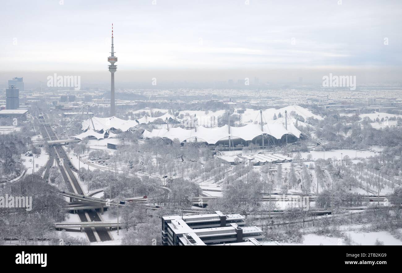 Munich, Allemagne. 04 décembre 2023. Le parc olympique enneigé avec la tour olympique peut être vu depuis un immeuble de grande hauteur. La neige et la glace continuent de causer le chaos sur les routes du sud de la Bavière. Crédit : Sven Hoppe/dpa/Alamy Live News Banque D'Images