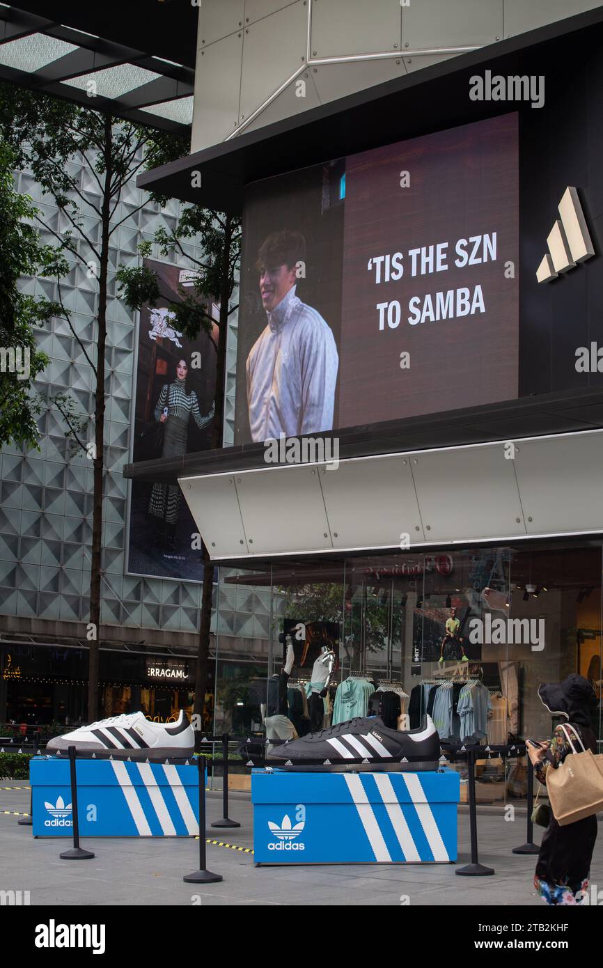 Adidas affiche les chaussures Samba les plus populaires à l'extérieur du Adidas Brand Centre le long d'Orchard Road, Singapour. Banque D'Images