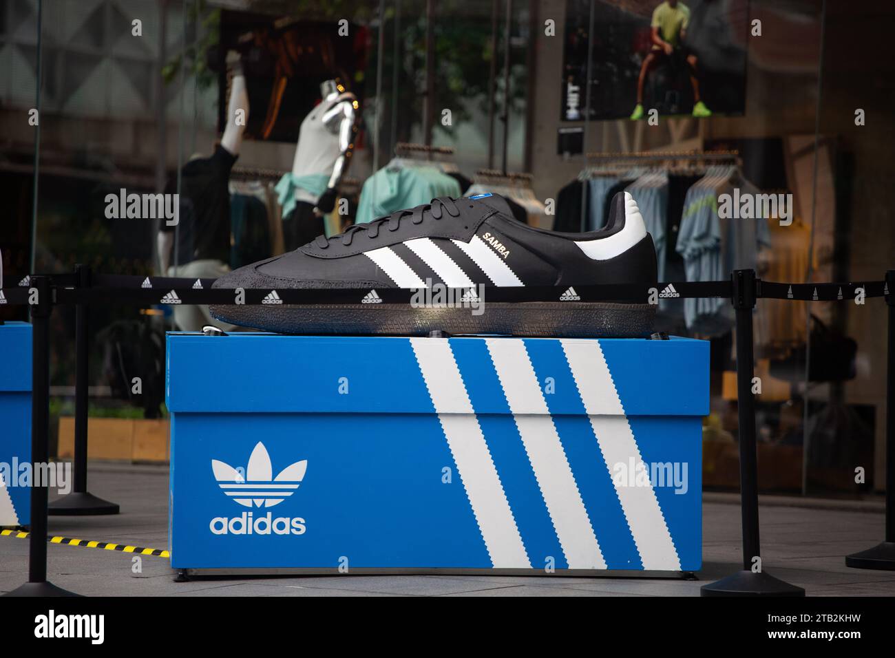 Adidas populaire couleur noire Samba chaussures pop-up à l'extérieur d'Adidas Brand Centre le long d'Orchard Road, Singapour. Banque D'Images