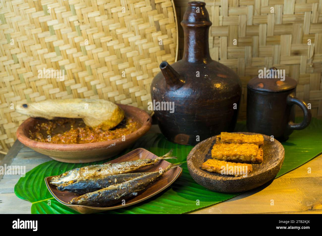 Les aliments traditionnels de l'Indonésie contiennent du poisson frit, du tofu, du tempeh et du piment de pâte de crevettes avec le Kendi ou la cruche en terre cuite contiennent la boisson. Banque D'Images