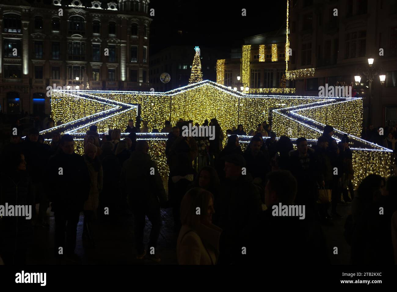 Oviedo, Espagne. 03 décembre 2023. Oviedo, Espagne, le 2 décembre 2023 : une étoile illuminée lors de l'éclairage et du marché de Noël, le 2 décembre 2023, à Oviedo, en Espagne. (Photo Alberto Brevers/Pacific Press) crédit : Pacific Press Media production Corp./Alamy Live News Banque D'Images