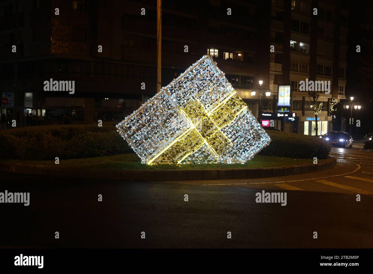 Oviedo, Espagne. 03 décembre 2023. Oviedo, Espagne, le 02 décembre 2023 : un cadeau de Noël lors de l'éclairage et du marché de Noël, le 02 décembre 2023, à Oviedo, Espagne. (Photo Alberto Brevers/Pacific Press) crédit : Pacific Press Media production Corp./Alamy Live News Banque D'Images