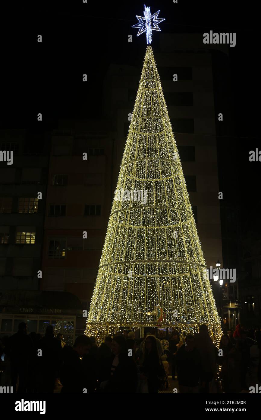 Oviedo, Espagne. 03 décembre 2023. Oviedo, Espagne, le 02 décembre 2023 : un arbre de Noël pendant l'éclairage et le marché de Noël, le 02 décembre 2023, à Oviedo, Espagne. (Photo Alberto Brevers/Pacific Press) crédit : Pacific Press Media production Corp./Alamy Live News Banque D'Images