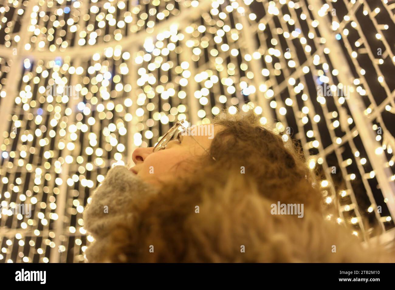 Oviedo, Espagne. 03 décembre 2023. Oviedo, Espagne, le 2 décembre 2023 : une fille observe les lumières du sapin de Noël pendant l'éclairage et le marché de Noël, le 2 décembre 2023, à Oviedo, en Espagne. (Photo Alberto Brevers/Pacific Press) crédit : Pacific Press Media production Corp./Alamy Live News Banque D'Images