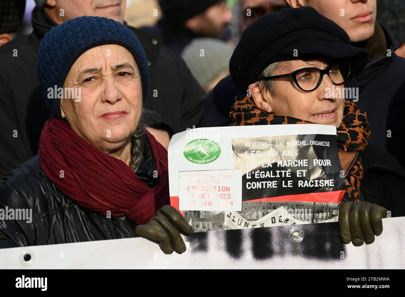 Paris, France. 03 décembre 2023. © Julien Mattia/le Pictorium/MAXPPP - Paris 03/12/2023 les marchands en tete de cortege lors du 40e anniversaire de la Marche contre le racisme, a paris, le 3 décembre 2023 Credit : MAXPPP/Alamy Live News Banque D'Images