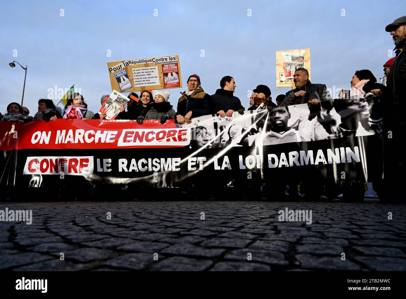 Paris, France. 03 décembre 2023. © Julien Mattia/le Pictorium/MAXPPP - Paris 03/12/2023 la banderole de tete lors du 40e anniversaire de la Marche contre le racisme, a paris, le 3 décembre 2023 Credit : MAXPPP/Alamy Live News Banque D'Images