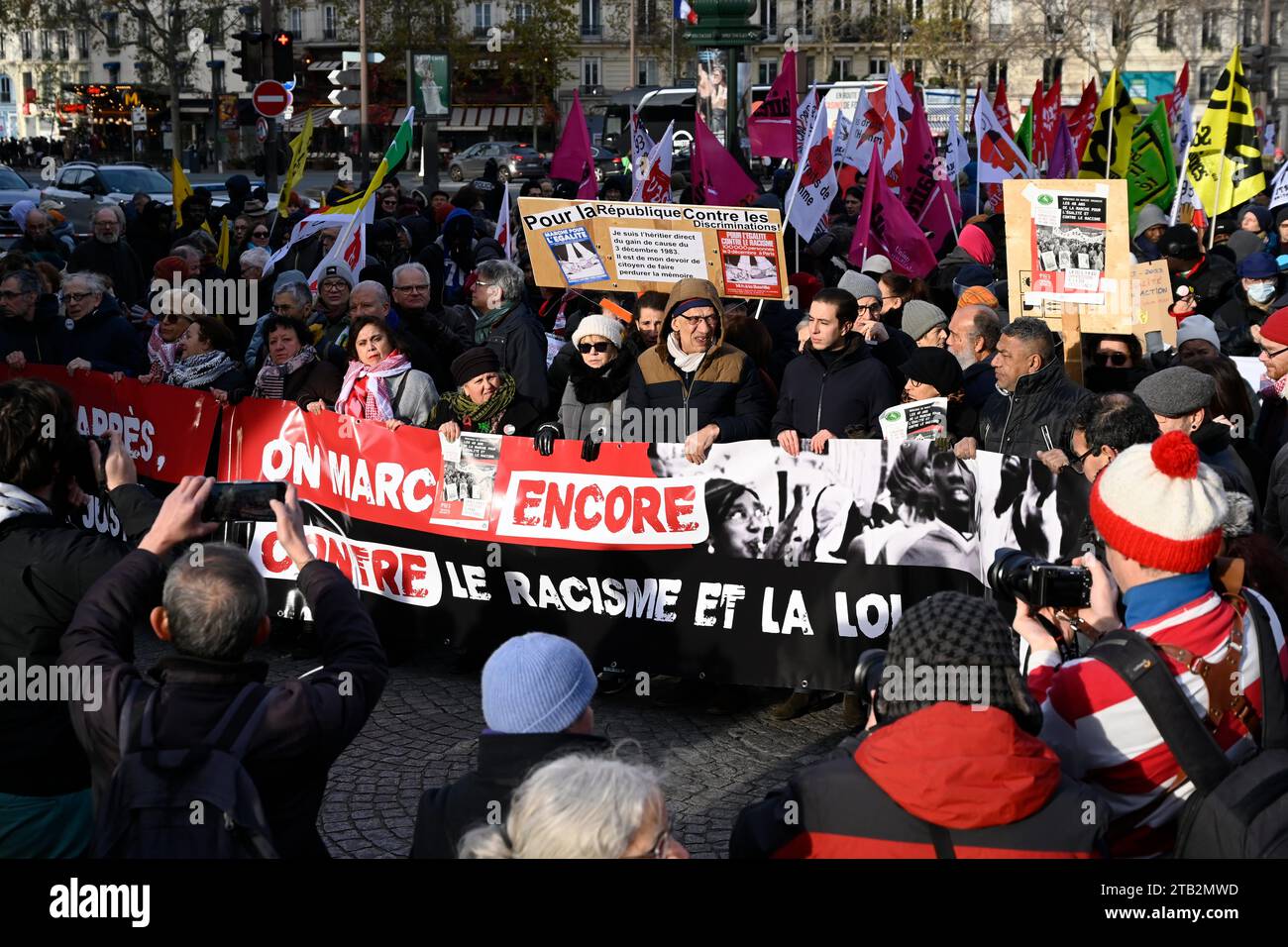 Paris, France. 03 décembre 2023. © Julien Mattia/le Pictorium/MAXPPP - Paris 03/12/2023 la banderole de tete lors du 40e anniversaire de la Marche contre le racisme, a paris, le 3 décembre 2023 Credit : MAXPPP/Alamy Live News Banque D'Images