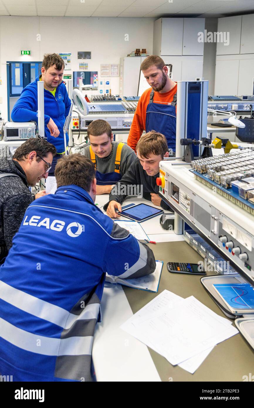 DB LEAG Gemeinsame Elektroniker Ausbildung am Kraftwerk Jänschwalde DEU/Brandenburg/Peitz Â Elektroniker Ausbildung am Kraftwerk Jänschwalde am Kraftwerk Jänschwalde: rund 500 junge Frauen und Männer werden derzeit BEI der LEAG in Berufen wie Mechatroniker, Elektroniker für Betriebstechnik, Industriemechaniker und Eisenbahner im Betriebsdienst, Vermessungstechniker, Brunnenbauer und Industriekaufmann, aber auch in dualen Studiengängen für Green Trogewie und Elektrotechnik Bachelor und. Die Ausbildung erfolgt in den Ausbildungsstätten Schwarze Pumpe und Jänsch Banque D'Images