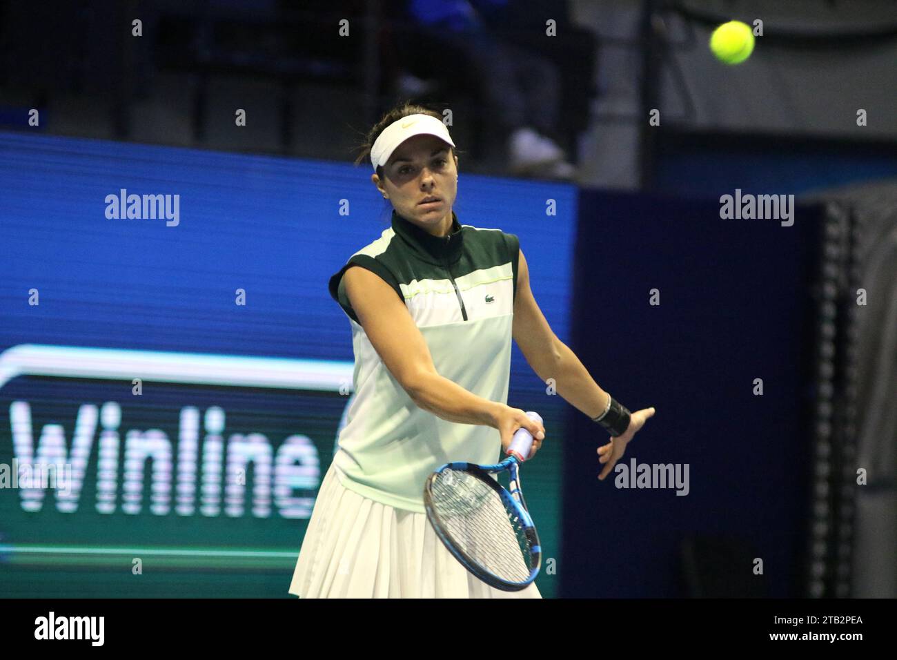 Saint-Pétersbourg, Russie. 03 décembre 2023. Viktoriya Tomova de Bulgarie joue contre Diana Shnaider de Russie lors du match de tennis exhibition des trophées de Palmyre du Nord - Tournoi international de tennis exhibition par équipes à la KSK Arena. Score final ; Diana Shnaider 0:2 Viktoriya Tomova. Crédit : SOPA Images Limited/Alamy Live News Banque D'Images