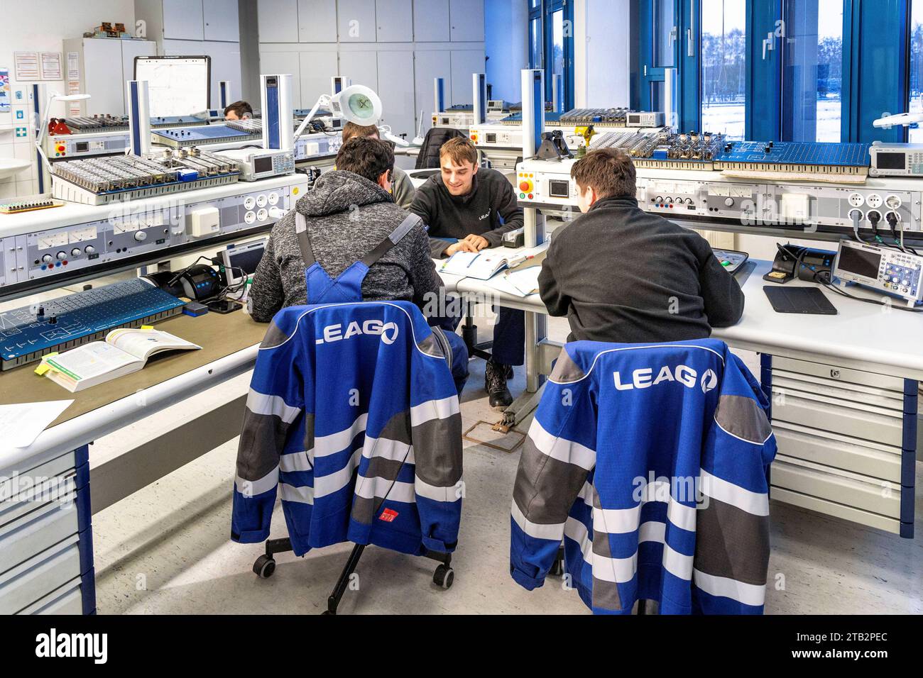 DB LEAG Gemeinsame Elektroniker Ausbildung am Kraftwerk Jänschwalde DEU/Brandenburg/Peitz Â Elektroniker Ausbildung am Kraftwerk Jänschwalde am Kraftwerk Jänschwalde: rund 500 junge Frauen und Männer werden derzeit BEI der LEAG in Berufen wie Mechatroniker, Elektroniker für Betriebstechnik, Industriemechaniker und Eisenbahner im Betriebsdienst, Vermessungstechniker, Brunnenbauer und Industriekaufmann, aber auch in dualen Studiengängen für Green Trogewie und Elektrotechnik Bachelor und. Die Ausbildung erfolgt in den Ausbildungsstätten Schwarze Pumpe und Jänsch Banque D'Images