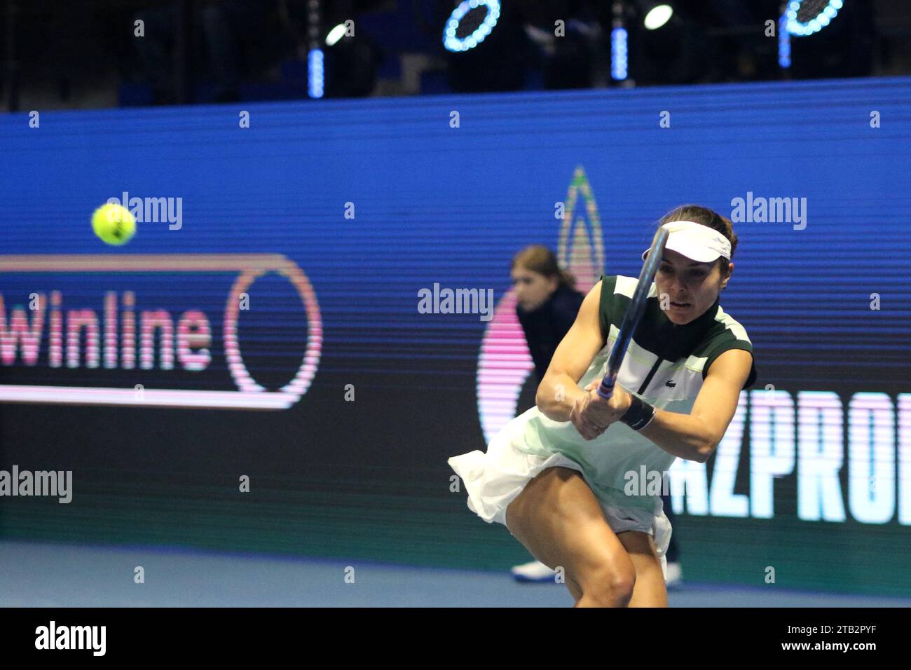 Saint-Pétersbourg, Russie. 03 décembre 2023. Viktoriya Tomova de Bulgarie joue contre Diana Shnaider de Russie lors du match de tennis exhibition des trophées de Palmyre du Nord - Tournoi international de tennis exhibition par équipes à la KSK Arena. Score final ; Diana Shnaider 0:2 Viktoriya Tomova. (Photo Maksim Konstantinov/SOPA Images/Sipa USA) crédit : SIPA USA/Alamy Live News Banque D'Images