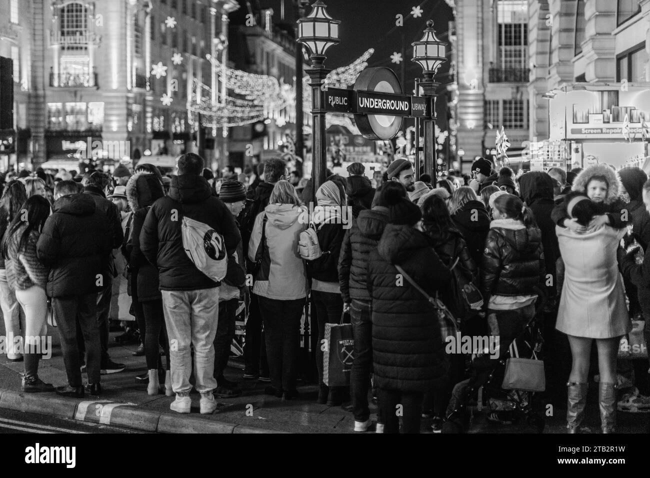 Les navetteurs attendent la réouverture de la station de métro en raison du contrôle des foules. Banque D'Images