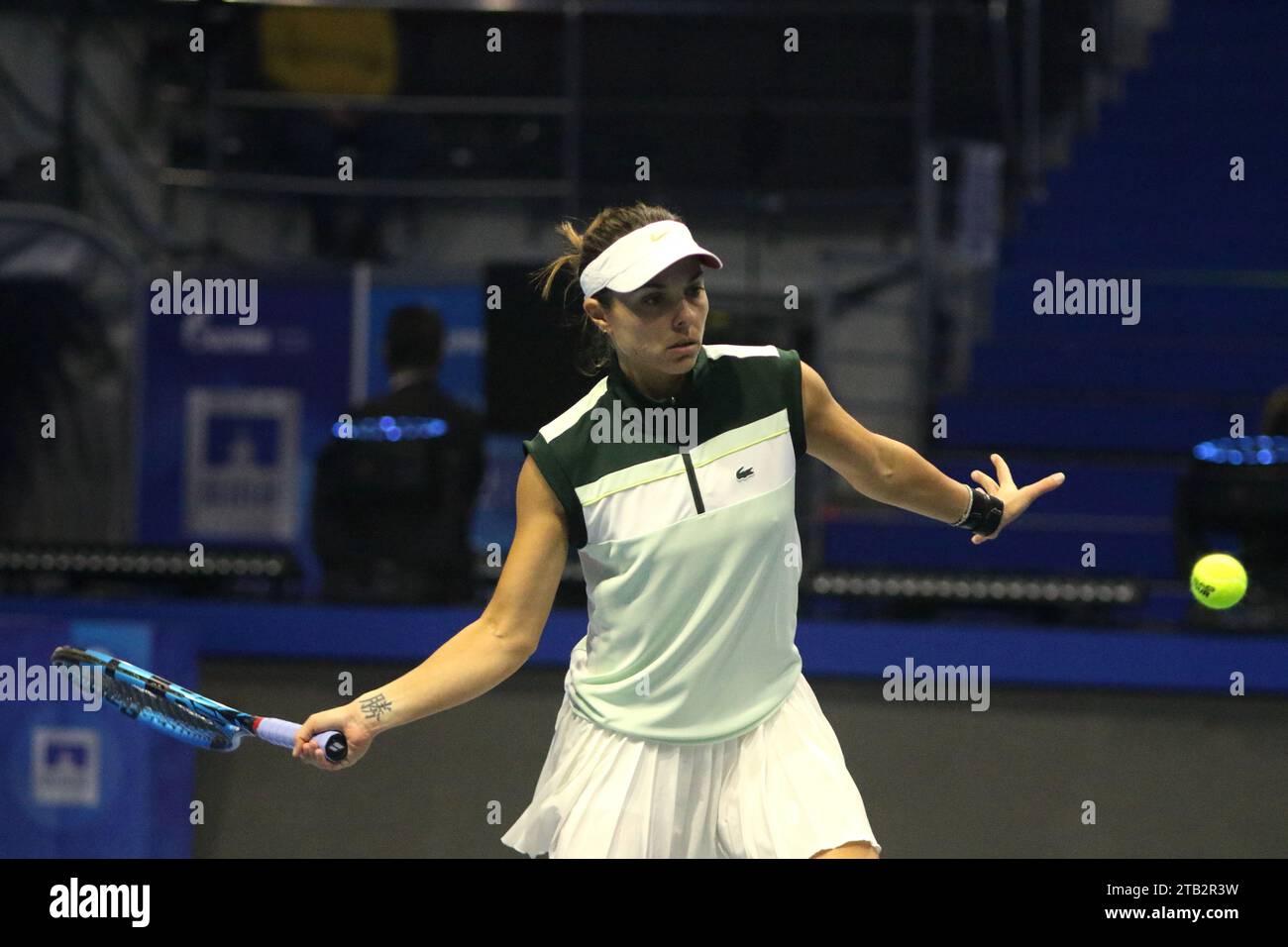 Saint-Pétersbourg, Russie. 03 décembre 2023. Viktoriya Tomova de Bulgarie joue contre Diana Shnaider de Russie lors du match de tennis exhibition des trophées de Palmyre du Nord - Tournoi international de tennis exhibition par équipes à la KSK Arena. Score final ; Diana Shnaider 0:2 Viktoriya Tomova. (Photo Maksim Konstantinov/SOPA Images/Sipa USA) crédit : SIPA USA/Alamy Live News Banque D'Images