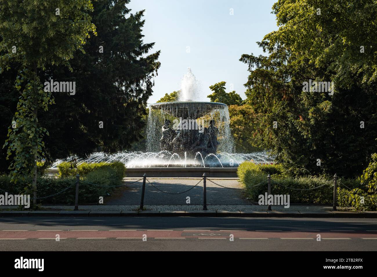Fontaine d'eau 'Stille Wasser' (eau plate) à l'Albertplatz dans le quartier de Neustadt. L'art de Robert Diez en Allemagne est protégé par le patrimoine. Banque D'Images